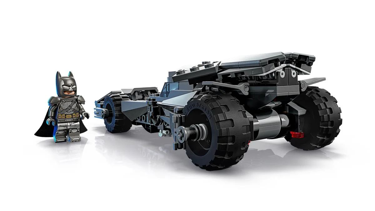 LEGO 76331 Batman v Superman™ Batmobile™ - Image 4