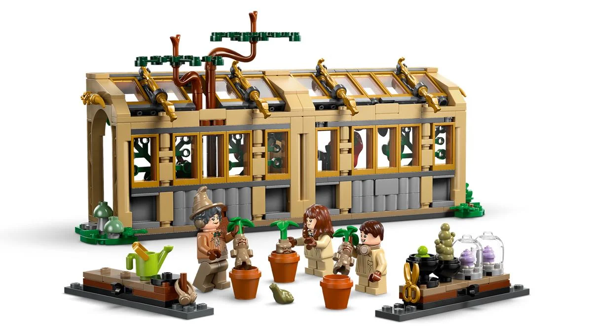 LEGO 76445 Castello di Hogwarts: lezione di erbologia - Image 6