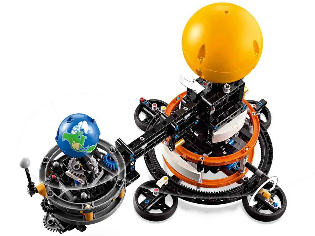 LEGO 42179 Pianeta Terra e Luna in orbita - Image 3